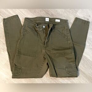 Gap high rise green cargo pants. Ankle skinny.